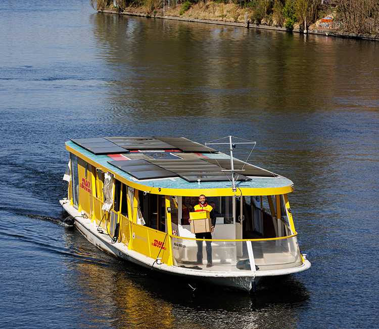 DHL setzt auf Solarstrom in Berlin und Windkraft auf dem Atlantik