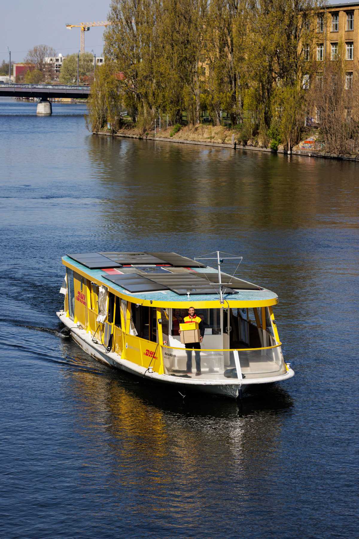 Das zweite Solarschiff ist deutlich größer und kann somit noch mehr Pakete emissionsfrei und geräuschlos transportieren. Foto: DHL Group/Jens Schlüter