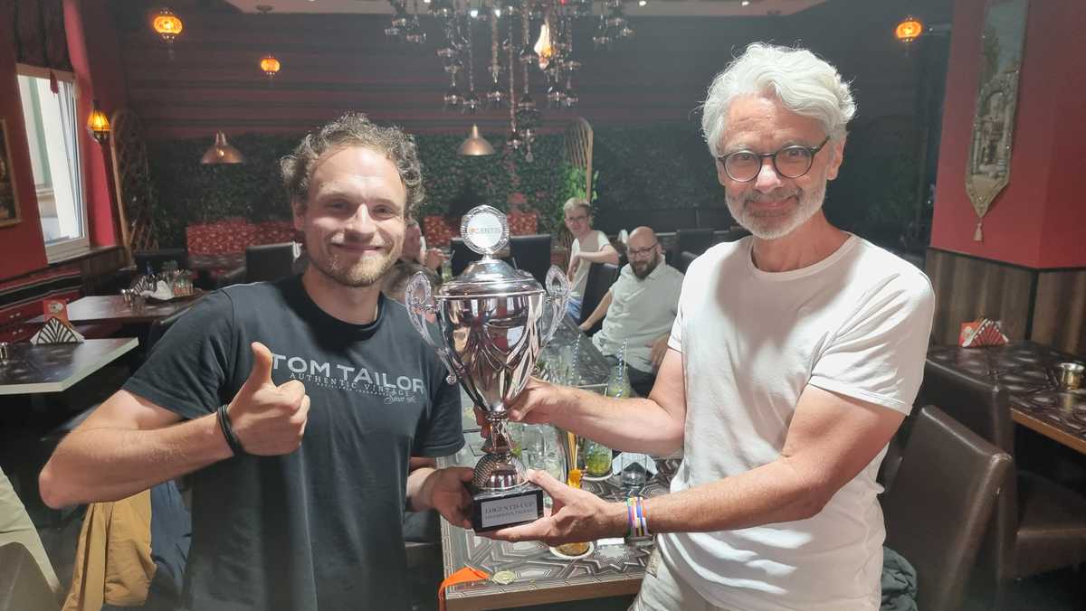 Stefan Hennek überreicht den begehrten LOGENTIS-Pokal