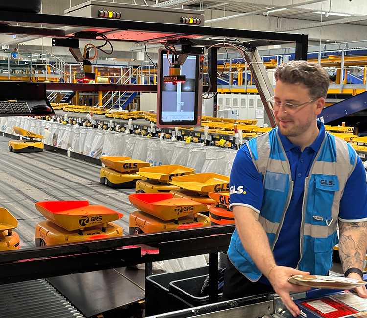 Im GLS-Depot Bielefeld sortieren AGVs