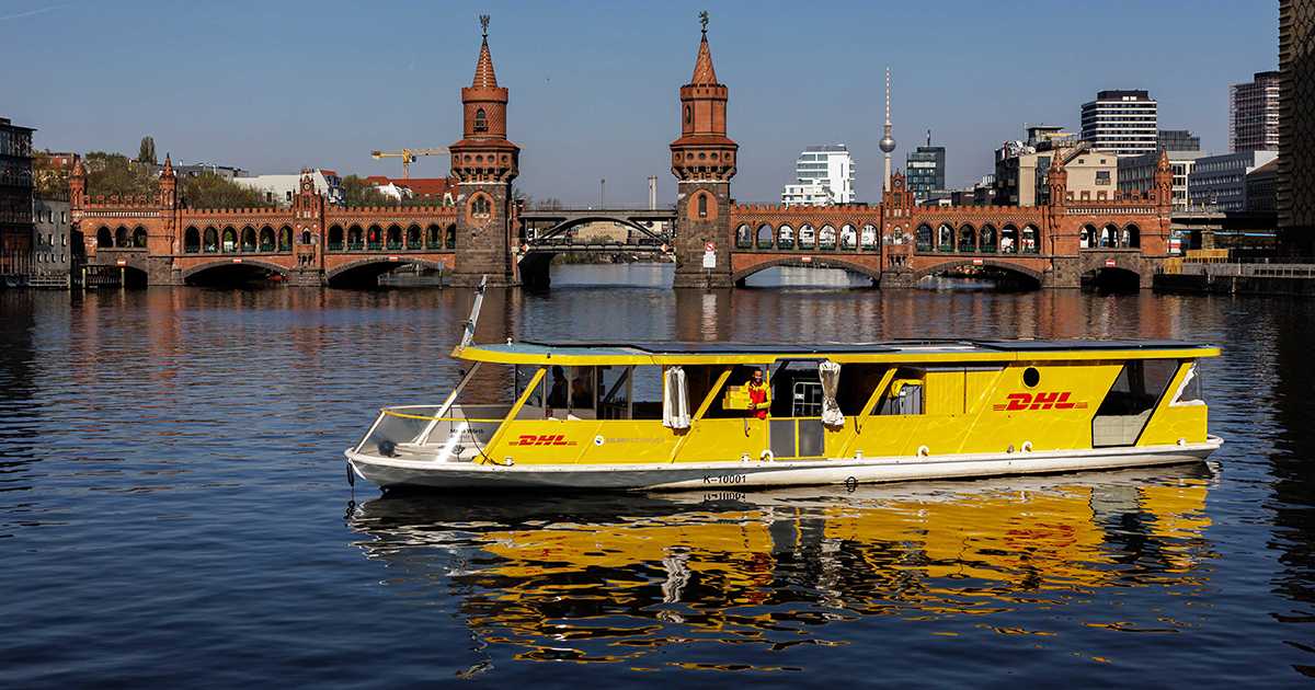 DHL setzt auf Solarstrom in Berlin und Windkraft auf dem Atlantik