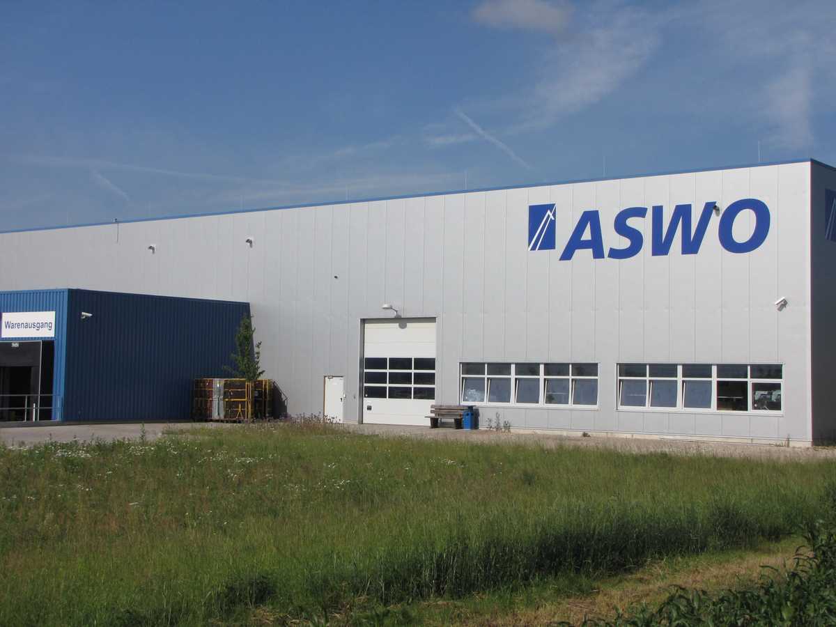 Die Logistikhalle von ASWO. Schon vor zwanzig Jahren bewältigte NETVERSYS im Zusammenspiel mit einem WMS und Fördertechniksteuerung ca. 70.000 Transaktionen pro Tag. Foto: ASWO International
